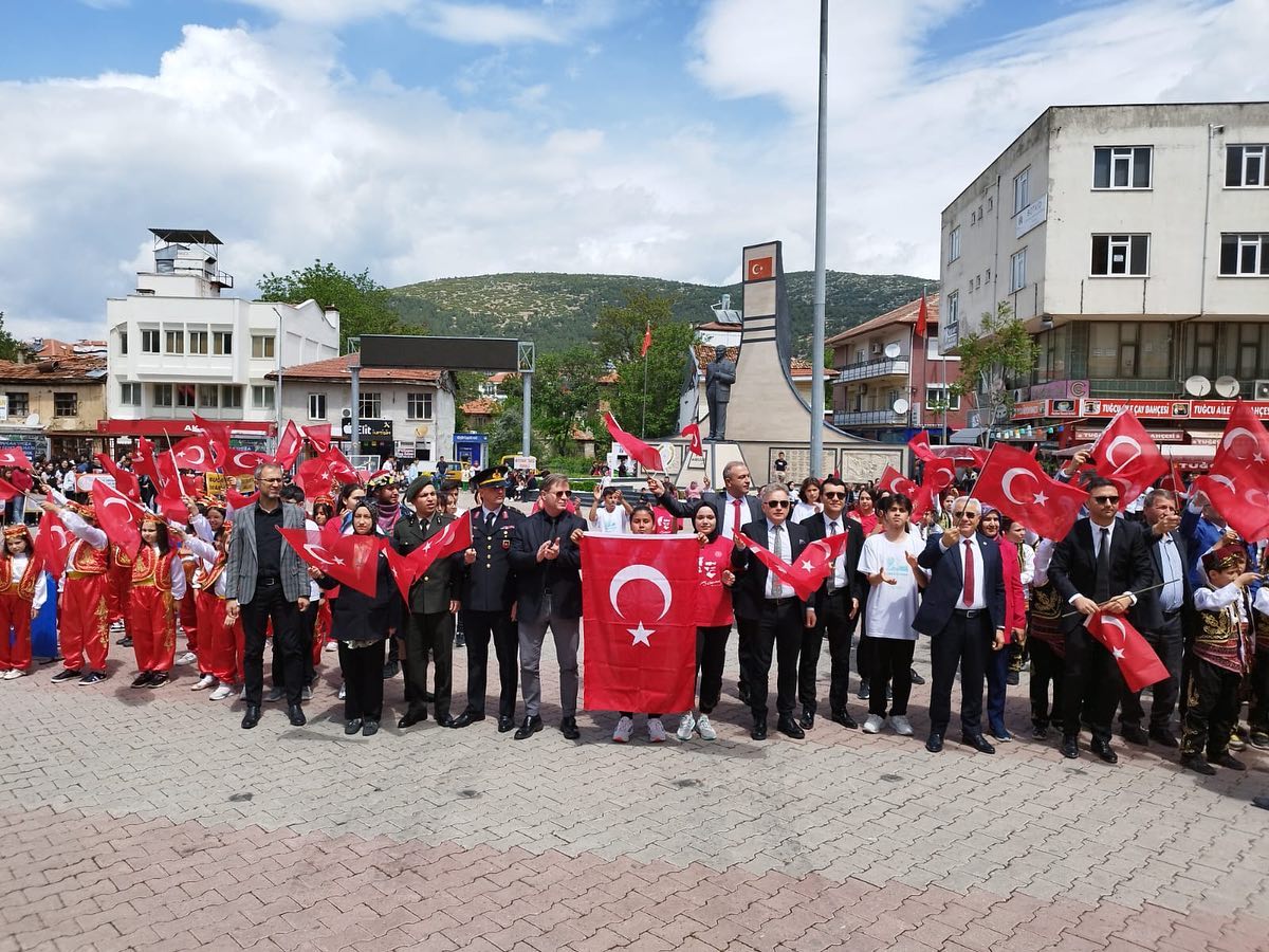 Kaymakam TANRIKULU, Cumhuriyet Meydanında düzenlenen 19 Mayıs Atatürk’ü Anma, Gençlik ve Spor Bayramı Kutlama Programına Katıldı.