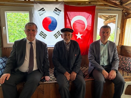 Kaymakam Sn. Bayram GALE, Aile yılı kapsamında Anbahan Köyünde ikamet eden Kore Gazimiz Mustafa Gök’ü ziyaret etti.
