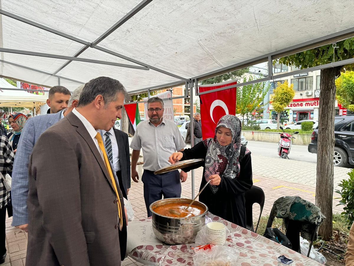 Kaymakam Sn. Bayram GALE, Bucak Müftülüğü tarafından Gazze için düzenlenen Hayır Çarşısını ziyaret etti.