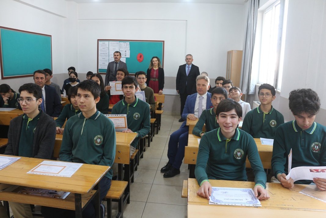Kaymakam TANRIKULU, Hüseyin Türker Ortaokulu’nda düzenlenen 2022-2023 Eğitim-Öğretim Yılı 1. dönemi karne dağıtım programına katıldı.