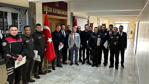 Burdur Valisi Sn. Ali ARSLANTAŞ tarafından Başarı Belgesiyle ödüllendirilen Emniyet Personellerine Belgelerini Kaymakam TANRIKULU takdim etti.